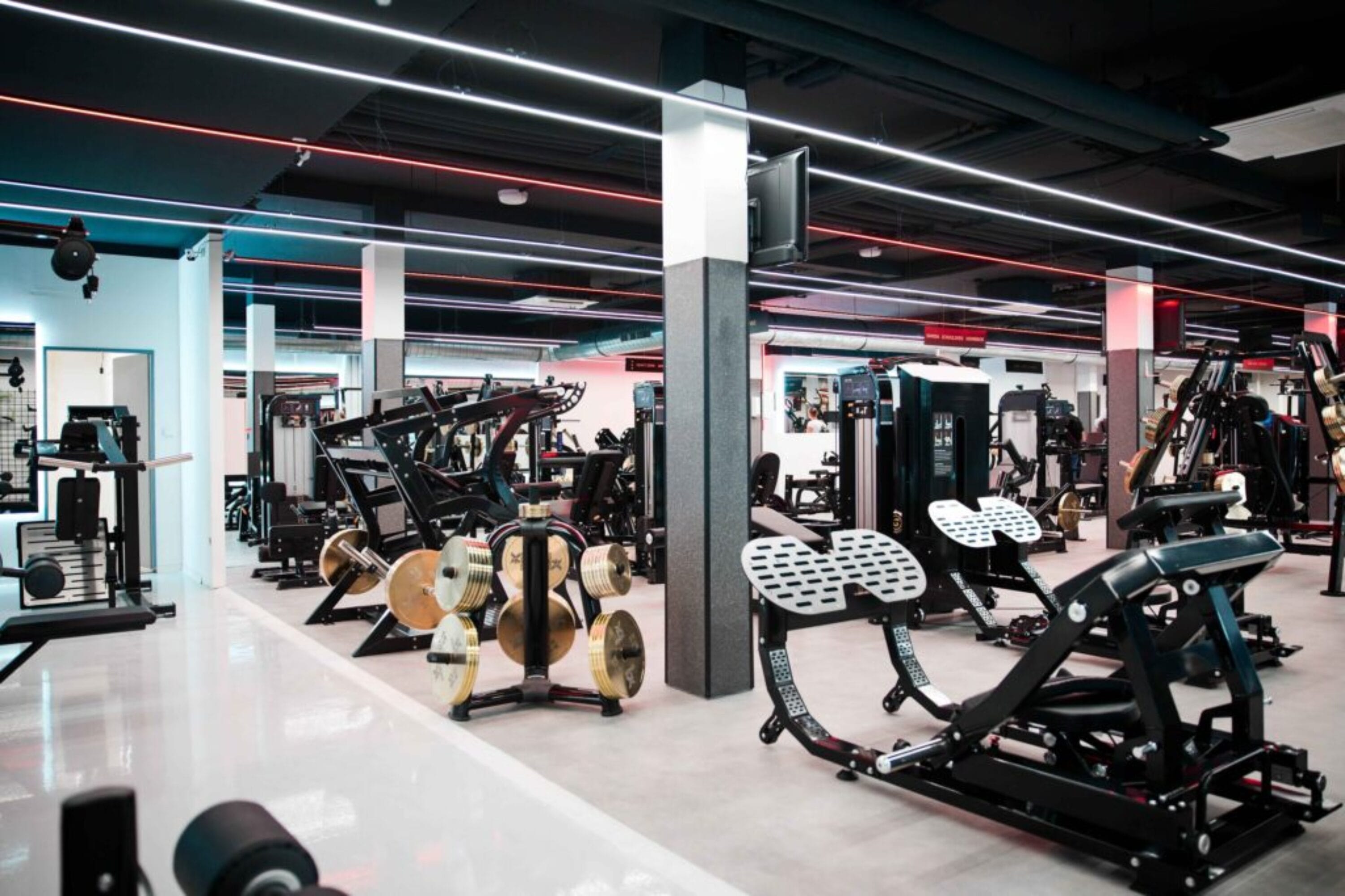 Fitness zóna s posilovacími stroji XFitness Smíchov
