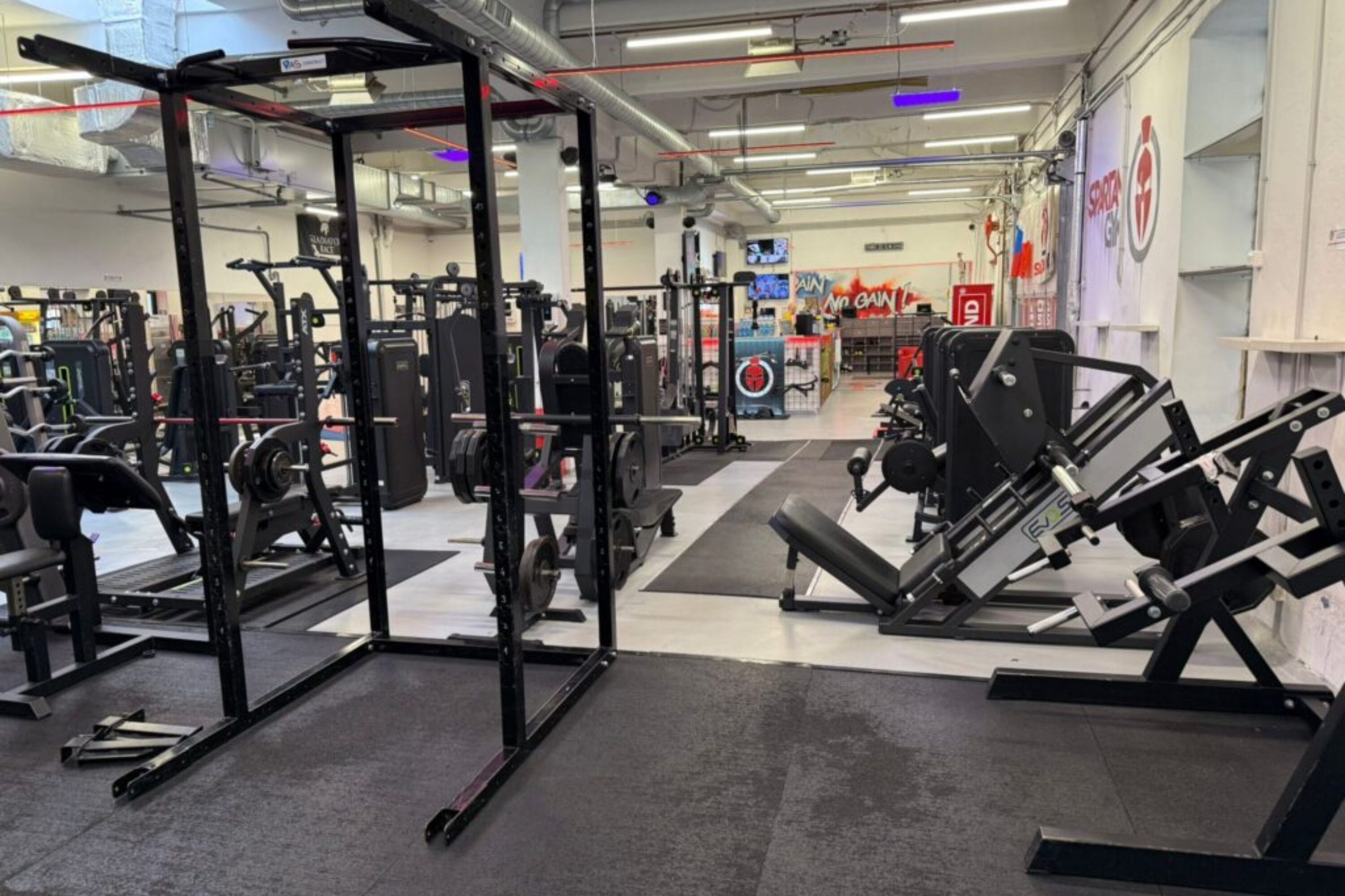 Fitness zóna s posilovacími stroji XFitness Vinohrady