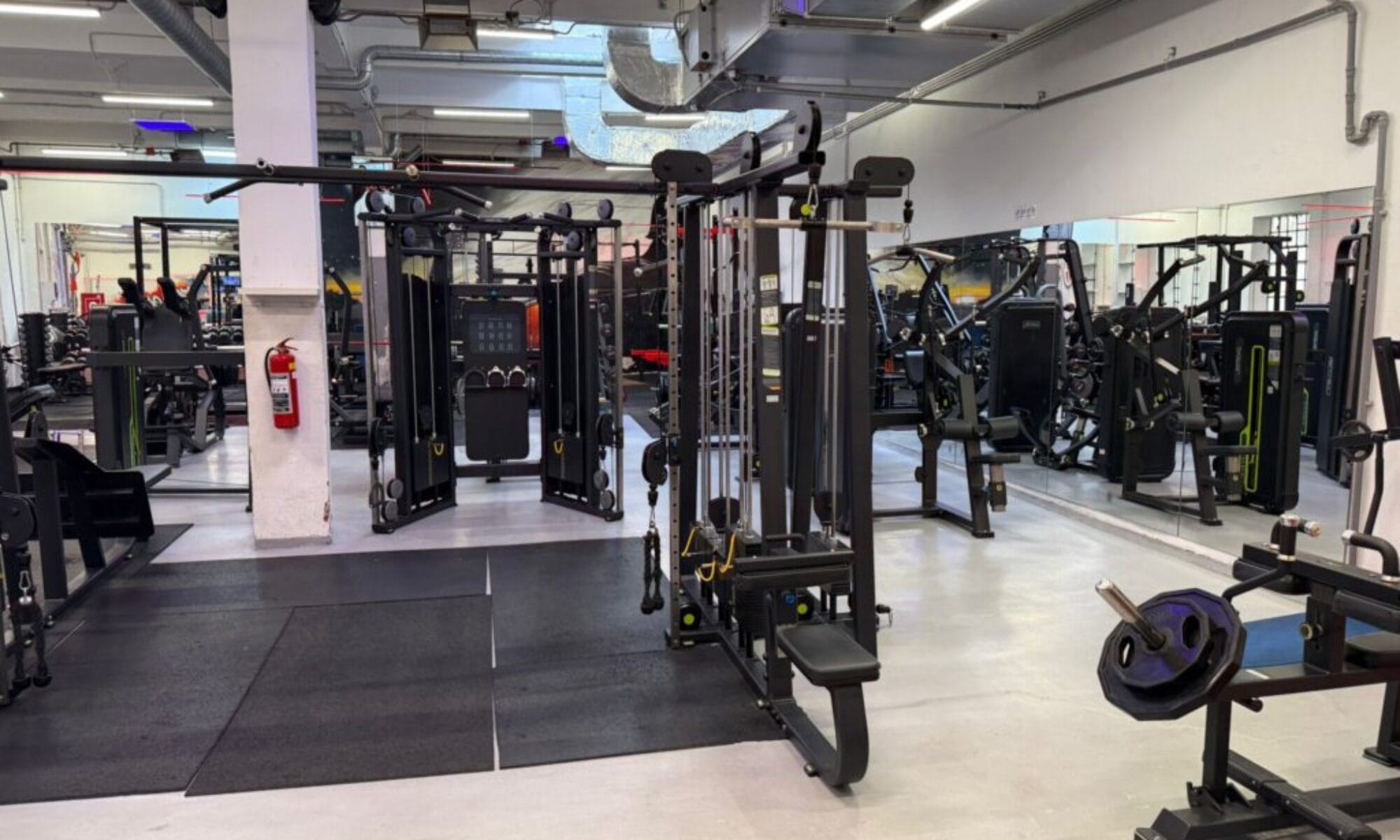 Fitness zóna XFitness Vinohrady Fitness zóna s posilovacími stroji XFitness Vinohrady