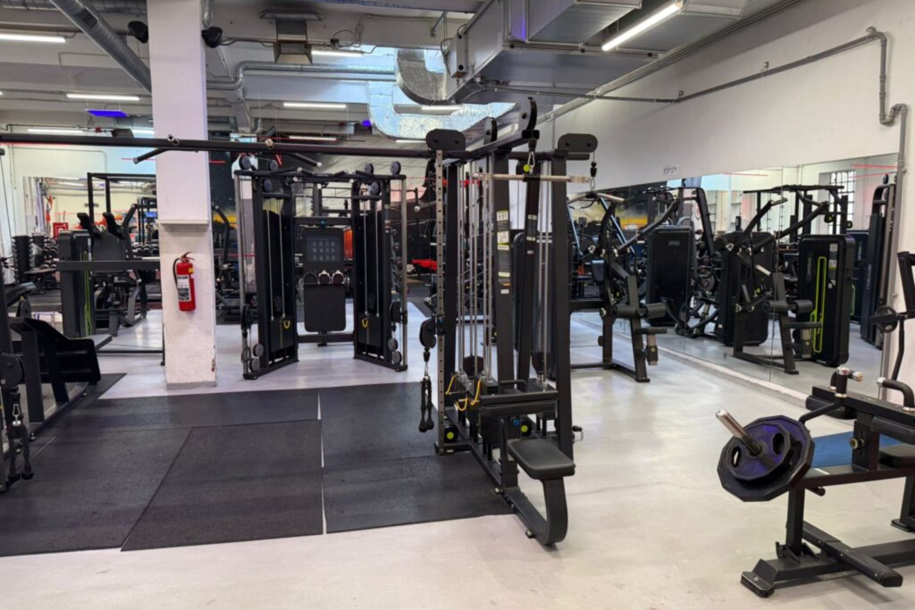 Fitness zóna s posilovacími stroji XFitness Vinohrady