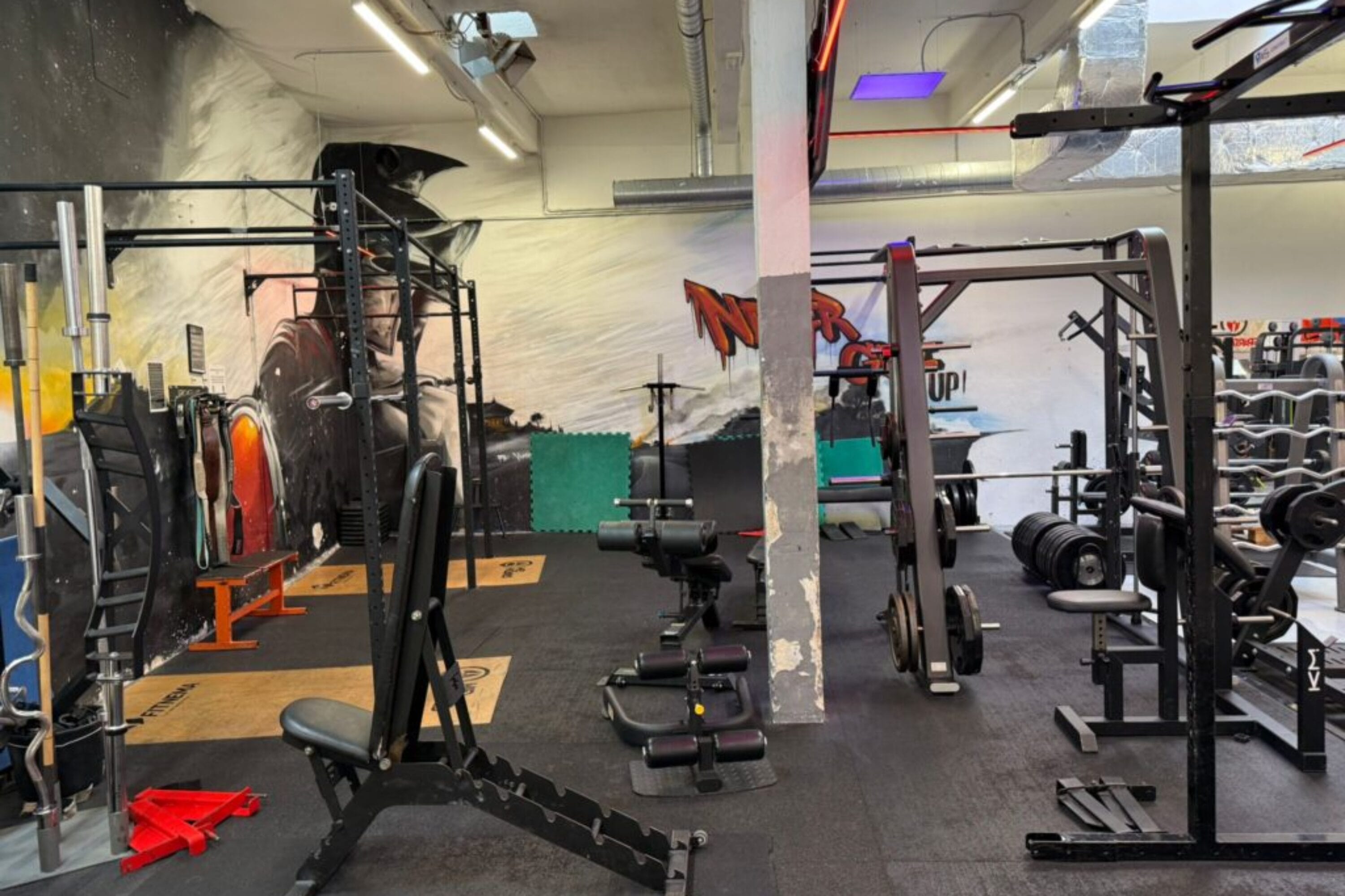 Fitness zóna s posilovacími stroji XFitness Vinohrady