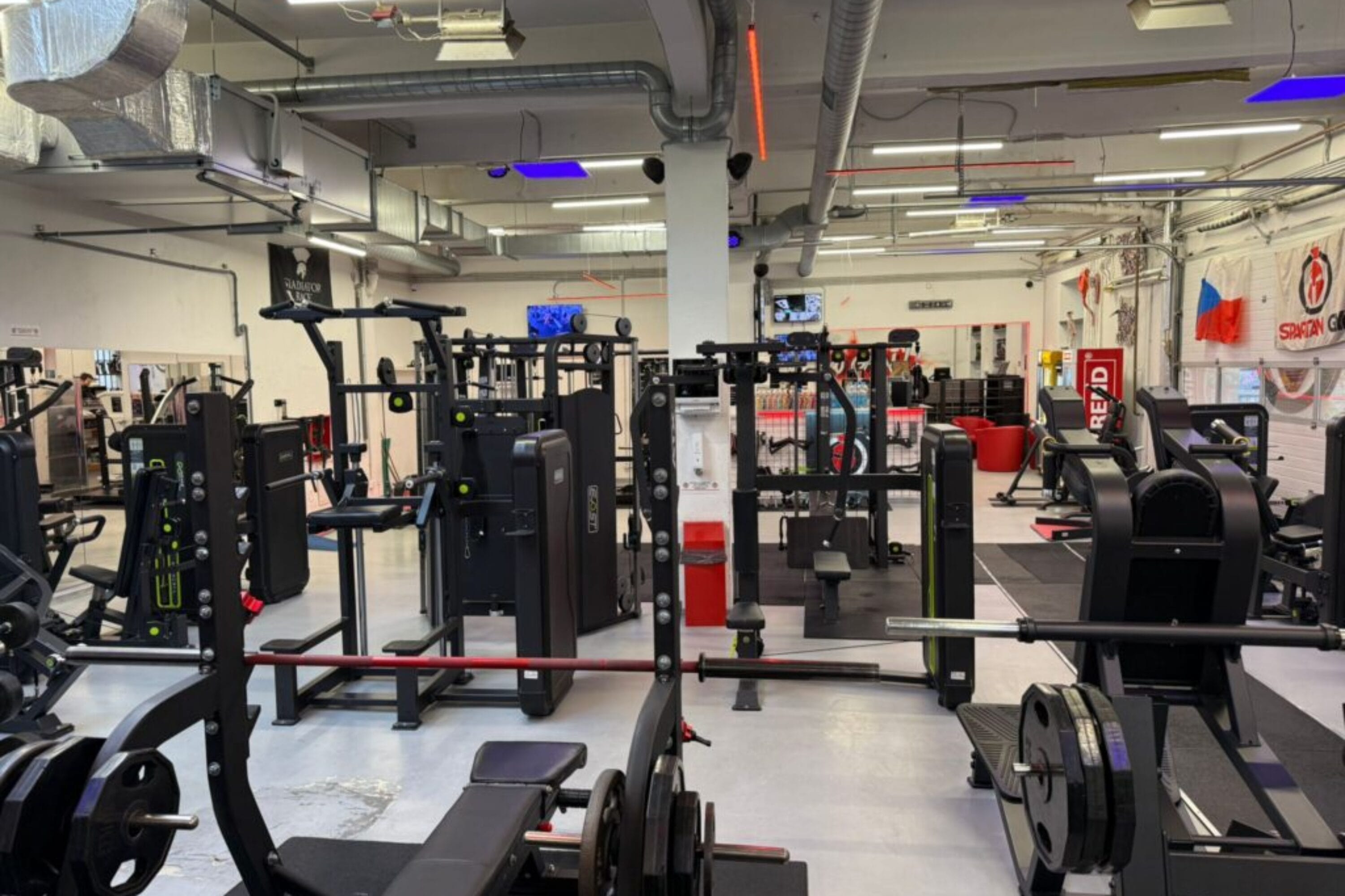 Fitness zóna s posilovacími stroji XFitness Vinohrady