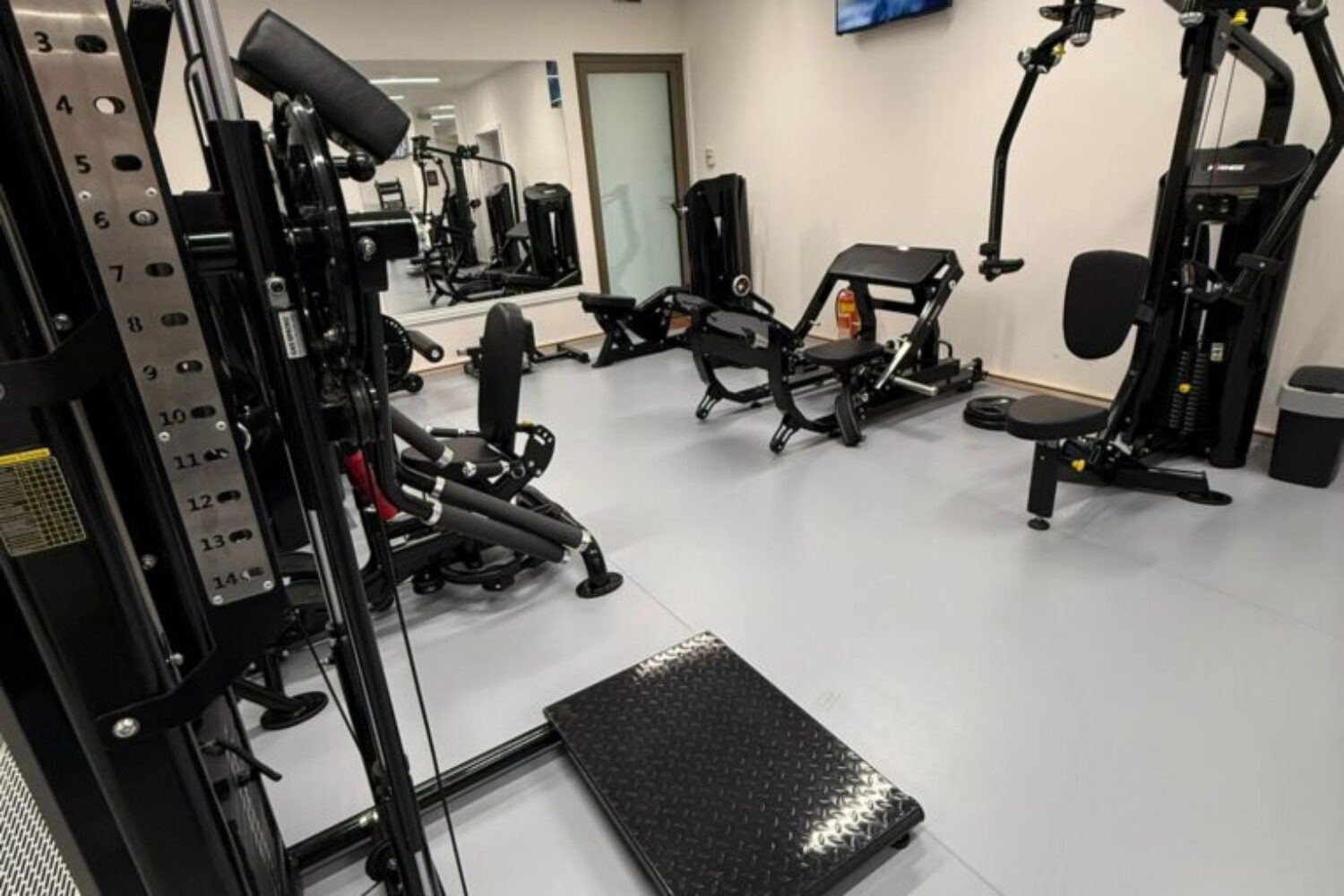 Fitness zóna s posilovacími stroji XFitness Lysolaje