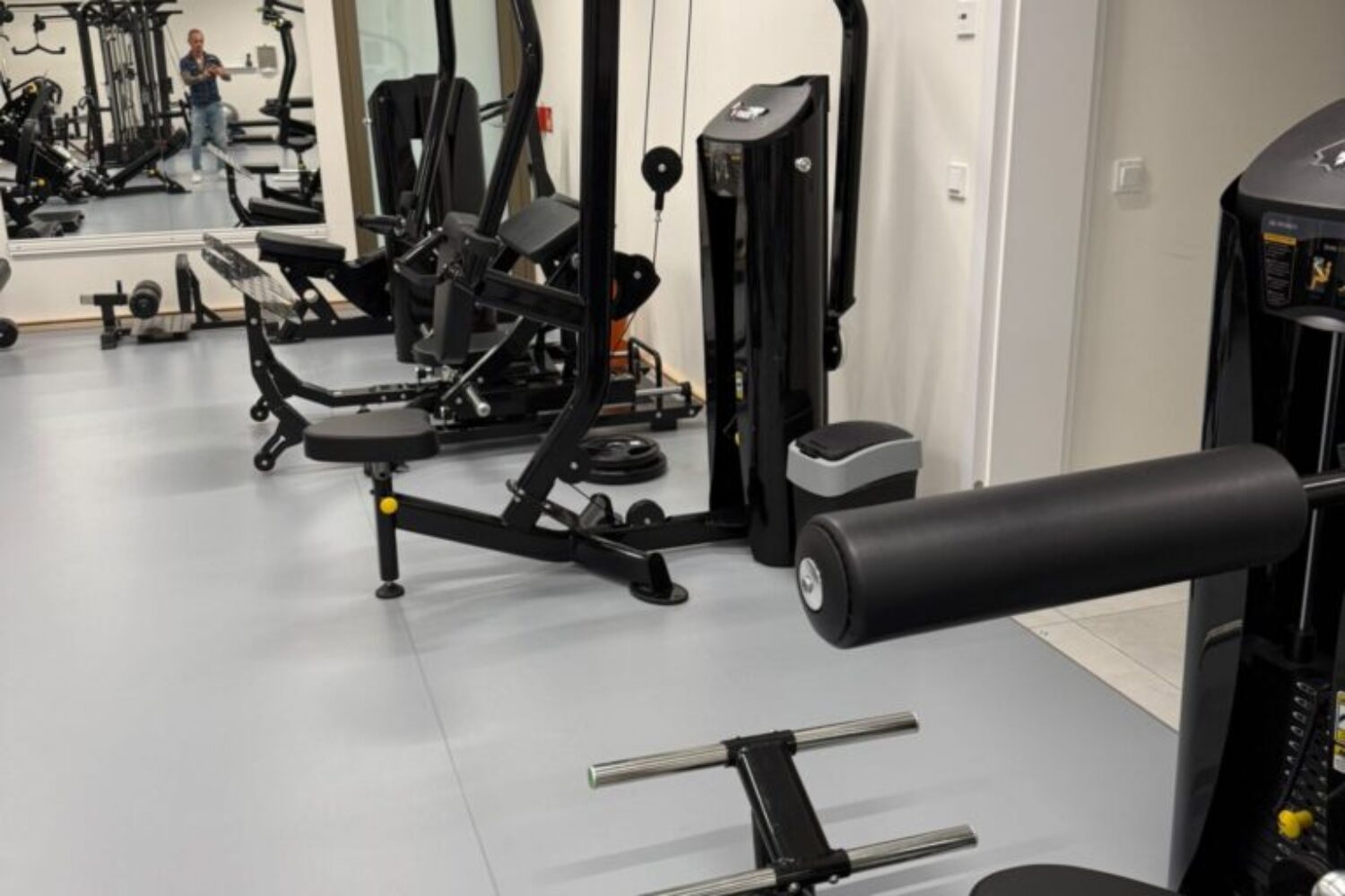 Fitness zóna s posilovacími stroji XFitness Lysolaje
