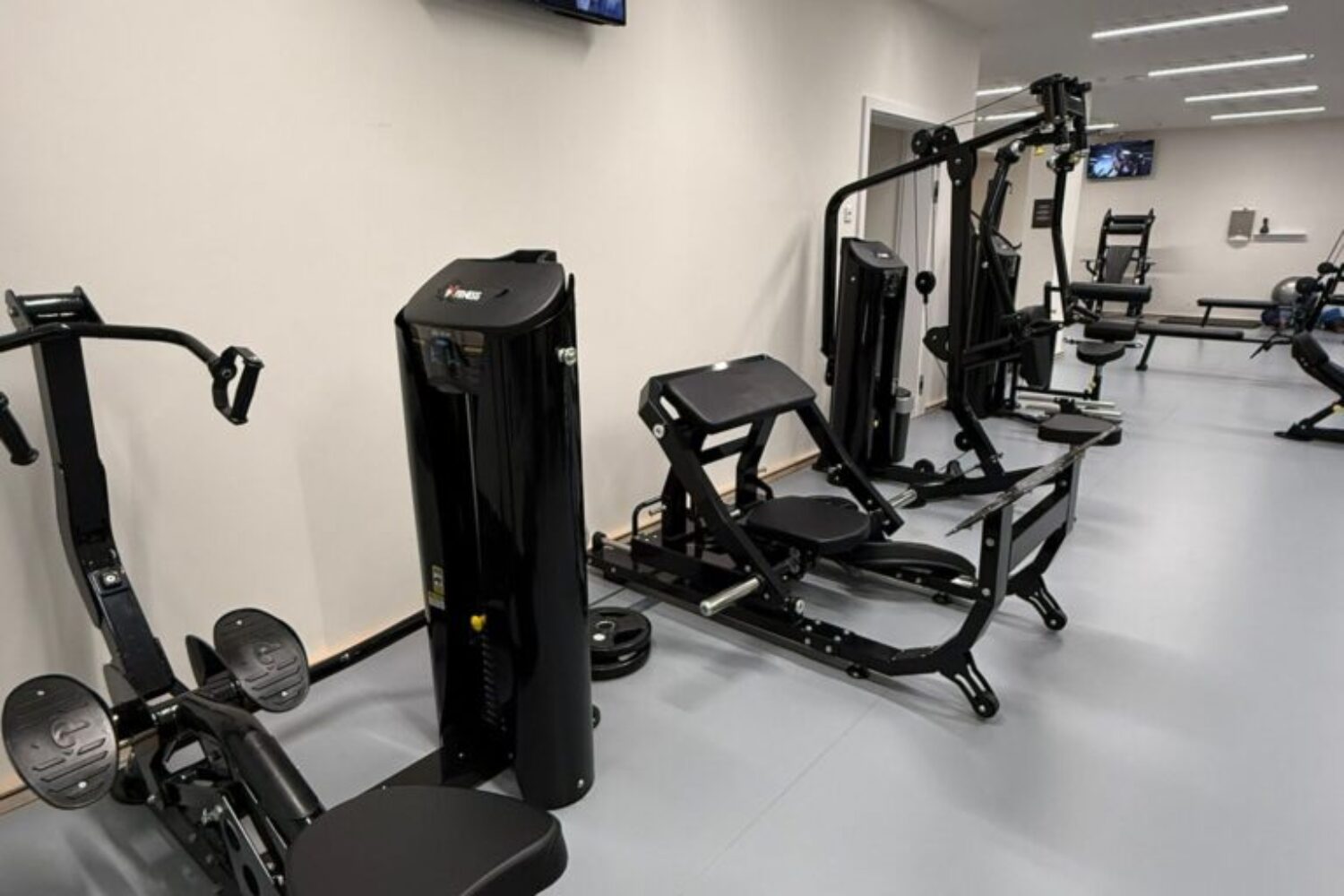 Fitness zóna s posilovacími stroji XFitness Lysolaje