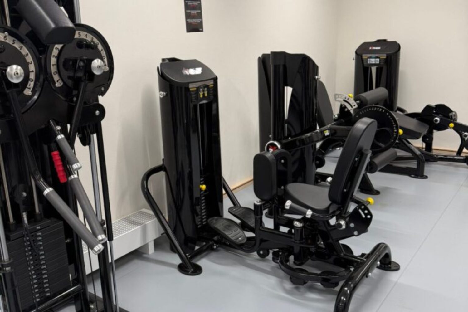 Fitness zóna s posilovacími stroji XFitness Lysolaje