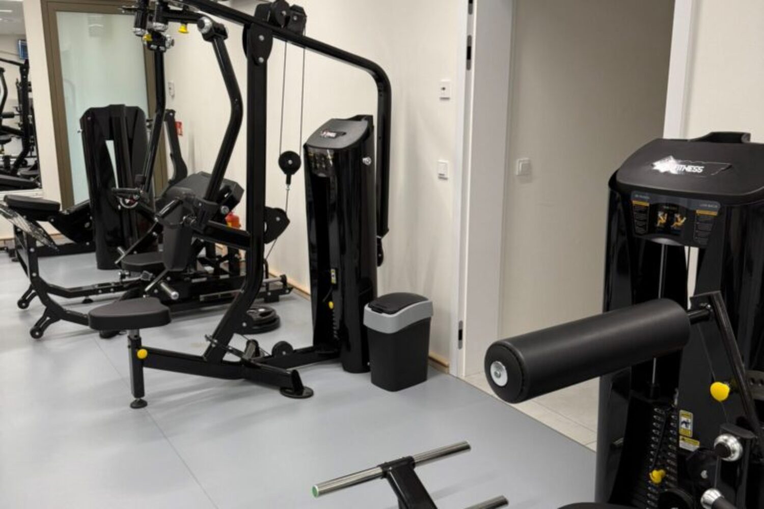 Fitness zóna s posilovacími stroji XFitness Lysolaje