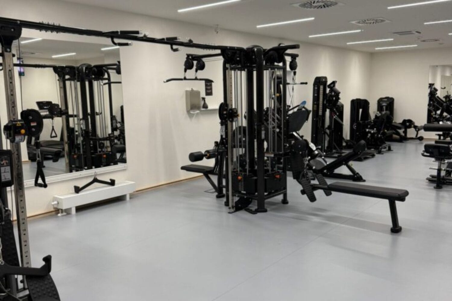 Fitness zóna s posilovacími stroji XFitness Lysolaje
